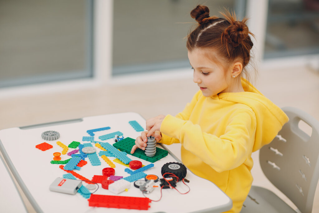 Niña creativa jugando